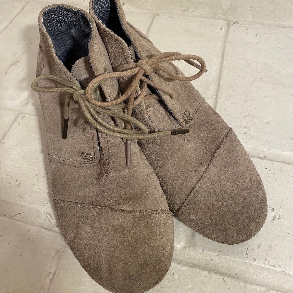 Youth Toms Lace-Up Tan Suede Wedges Size 4